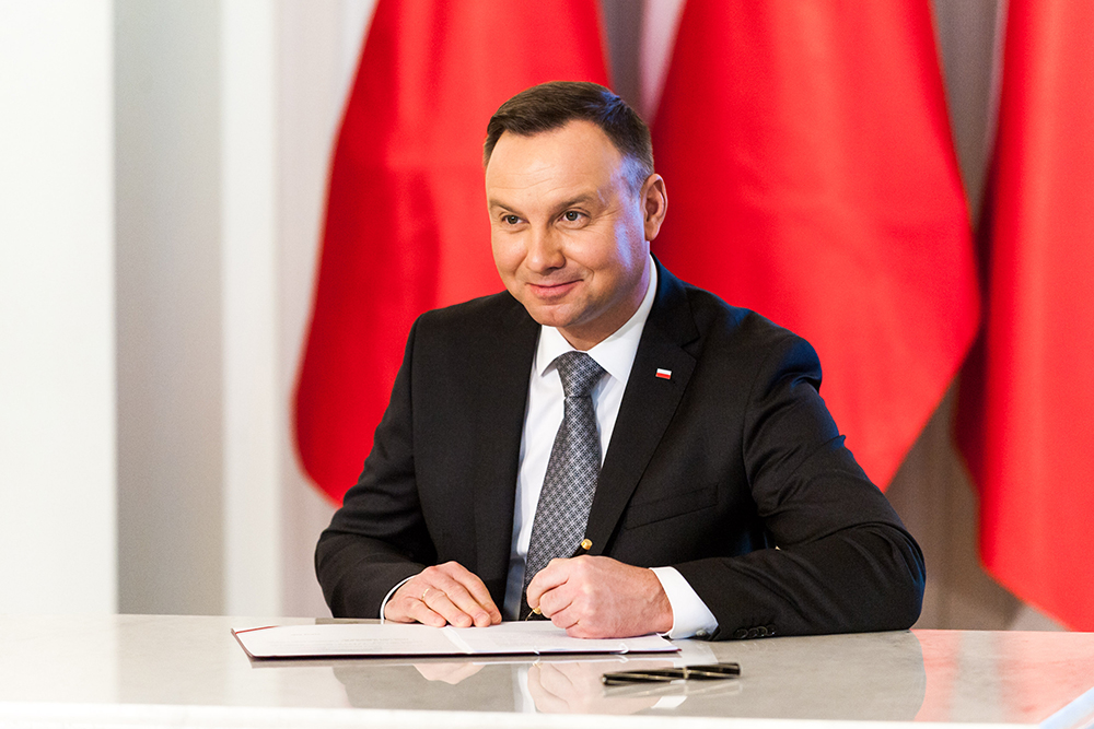 Prezydent RP Andrzej Duda podpisuje ustawę