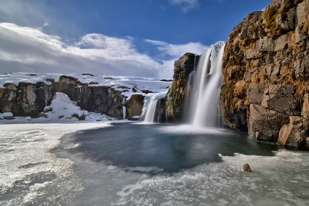 Kirkjufellsfoss od dołu