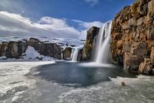 Kirkjufellsfoss od dołu