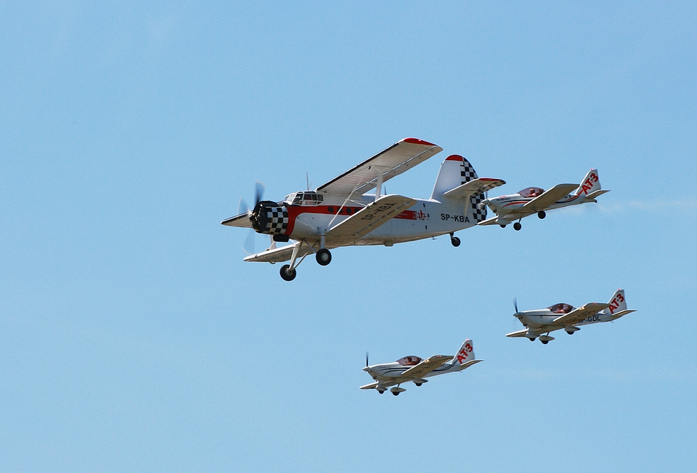 An-2 +  3AT3 Formation Flying Team