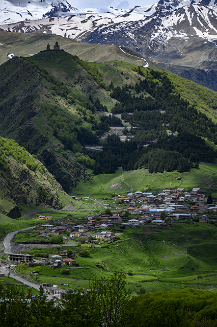 Widok na Cminda Sameba z Hotelu Rooms