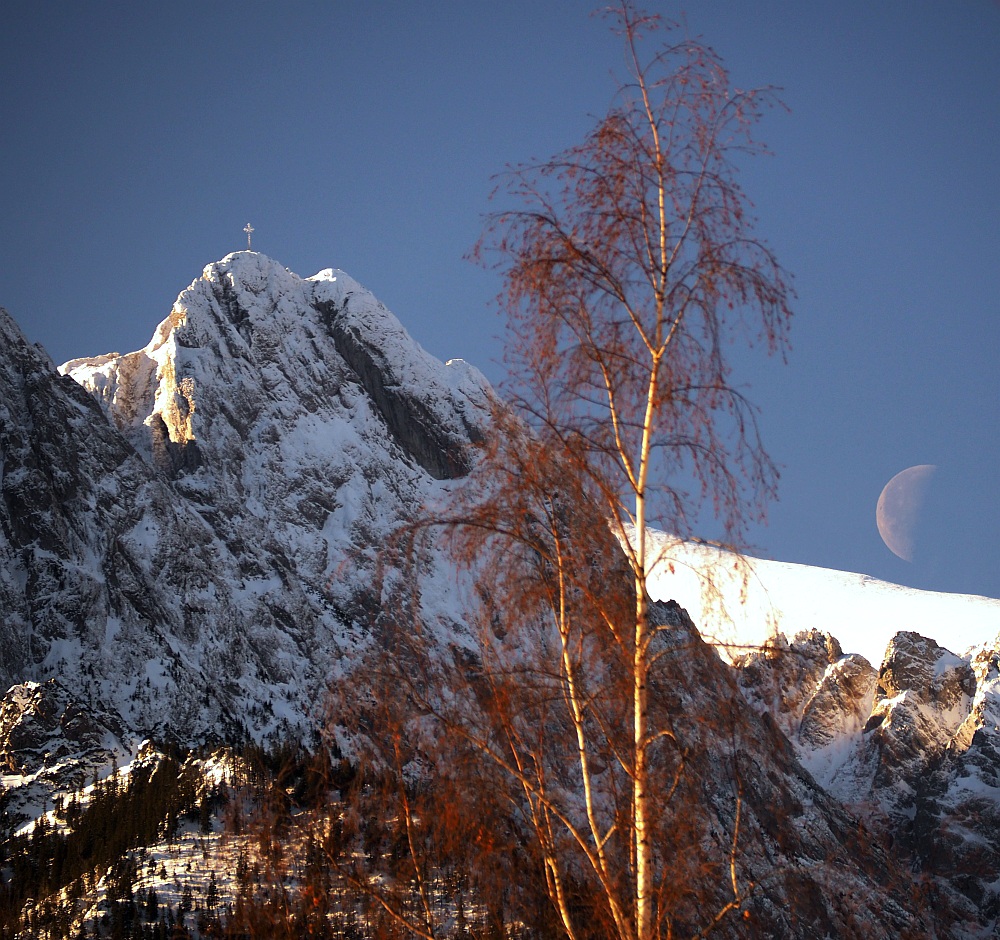 Zachód księżyca i Giewont o poranku.