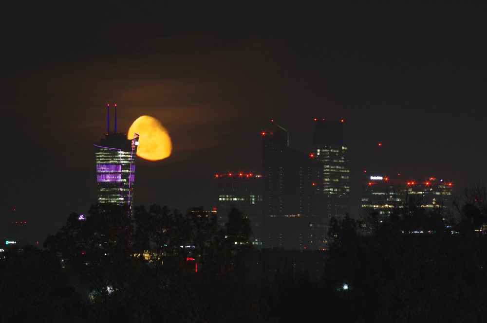 Księżyc nad Warszawą