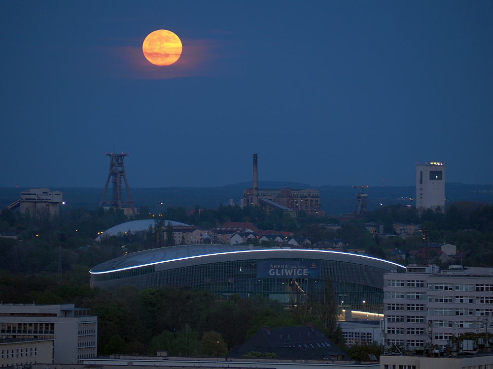 Wschód pełni księżyca  nad Gliwicami.