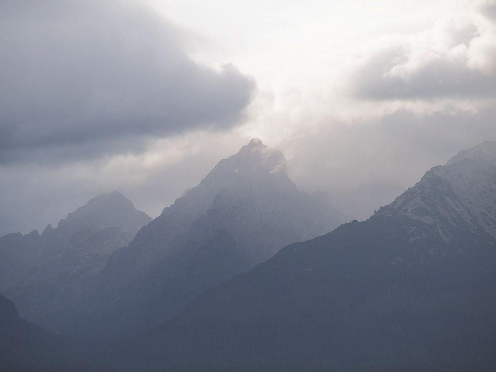 Widok na Tatry ze Starej Łomnicy.