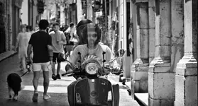 LA VESPA NON SI GUIDA, SI VIVE