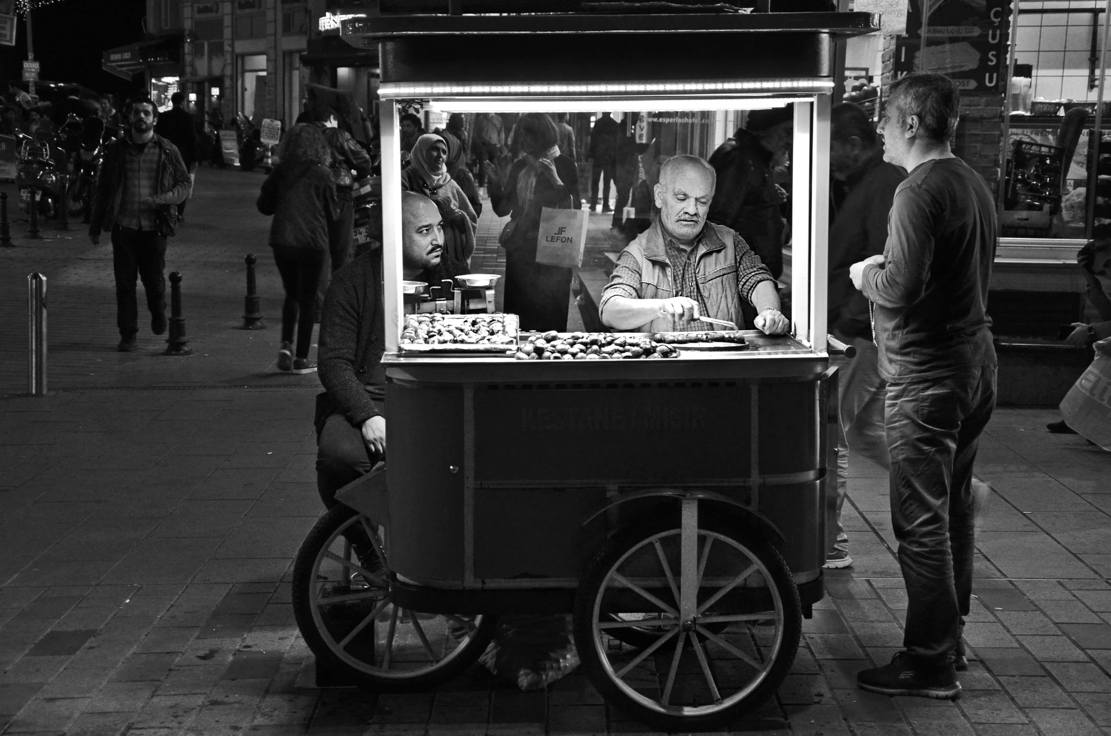 NAJLEPSZE KASZTANY SĄ NA PLACU TAKSIM