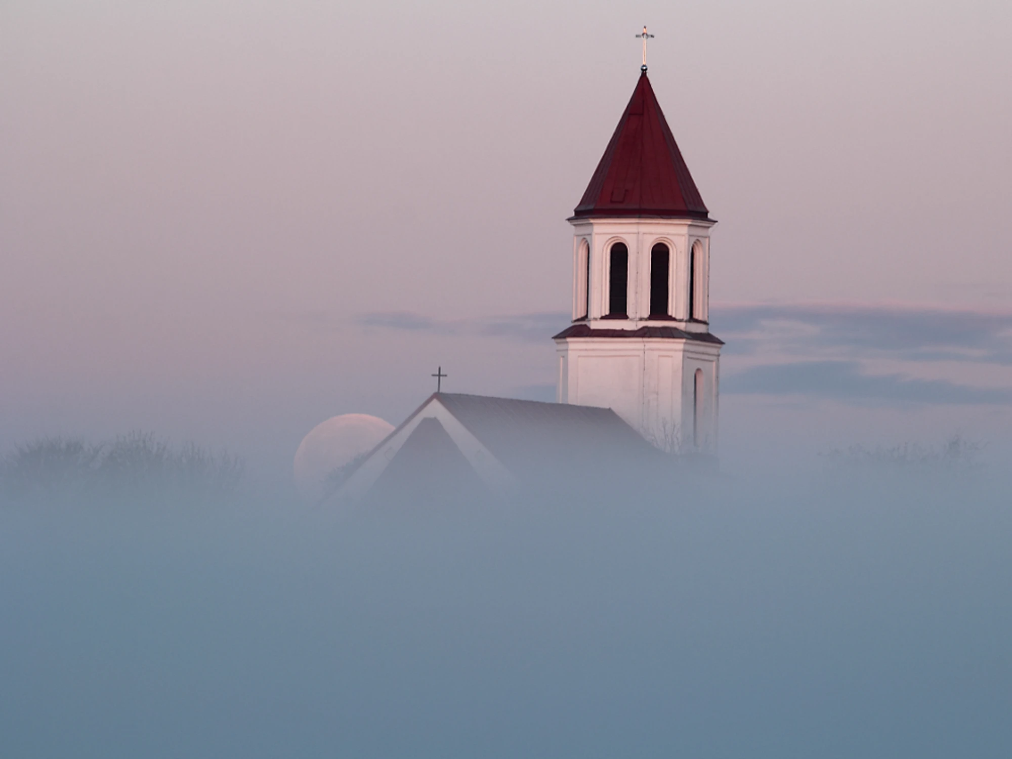 Pełnia Księżyca nad kościołem w Surażu