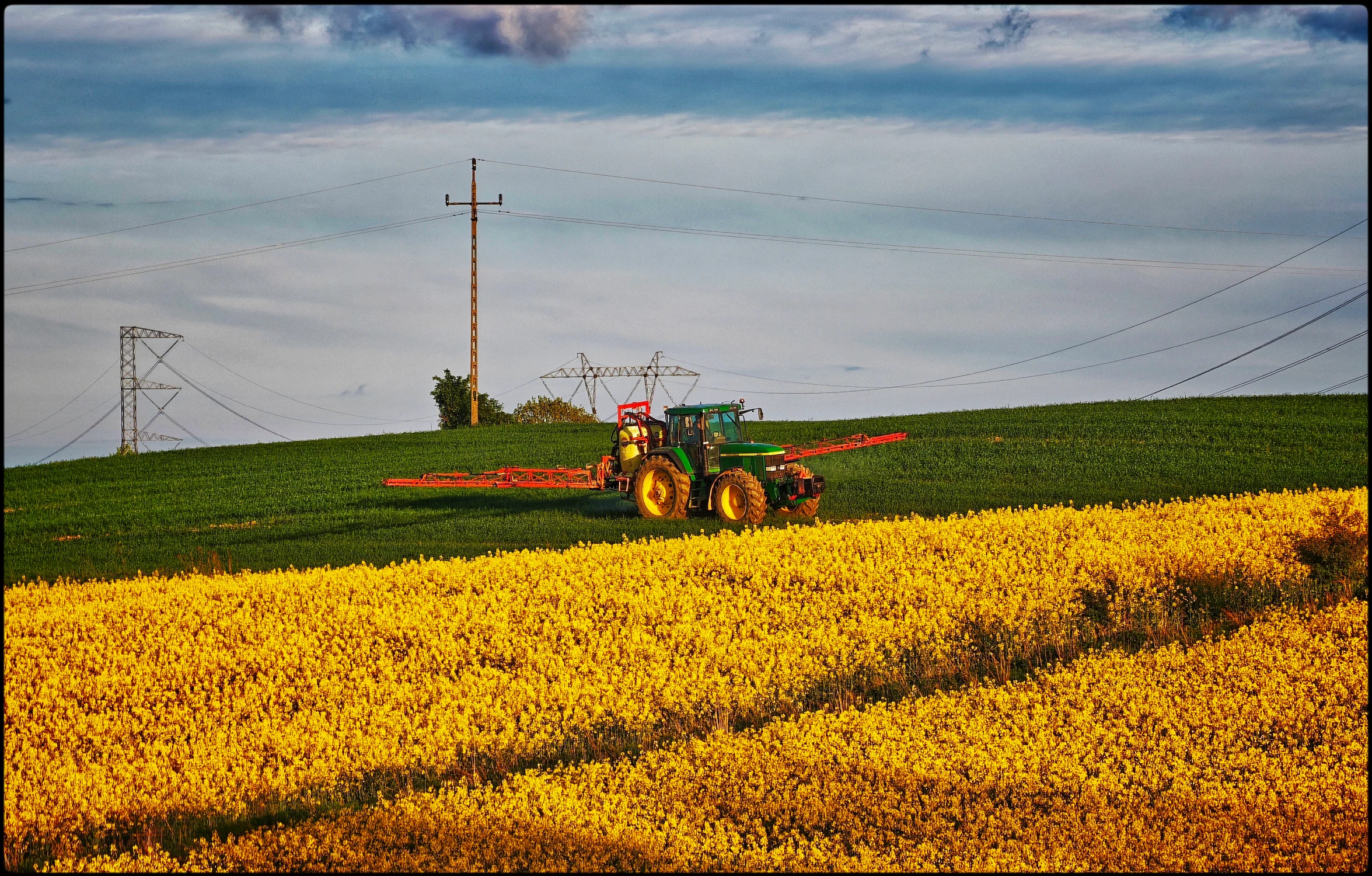 Prąd z Bełchatowa , rzepak z Warmii traktor nie z Ursusa.