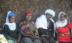 Ławeczka...z glinianą ścianą w tle