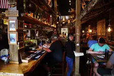 w barze... (... nie opowiadaj   o sobie )