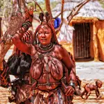 Pełen obraz wiejskiego życia plemienia Himba albo Mamma Africa.