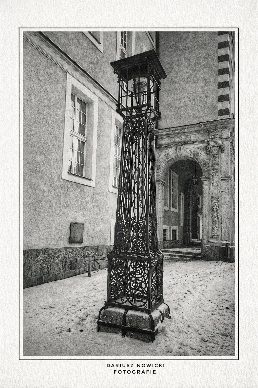 Zabytkowa lampa uliczna kiedyś gazowa