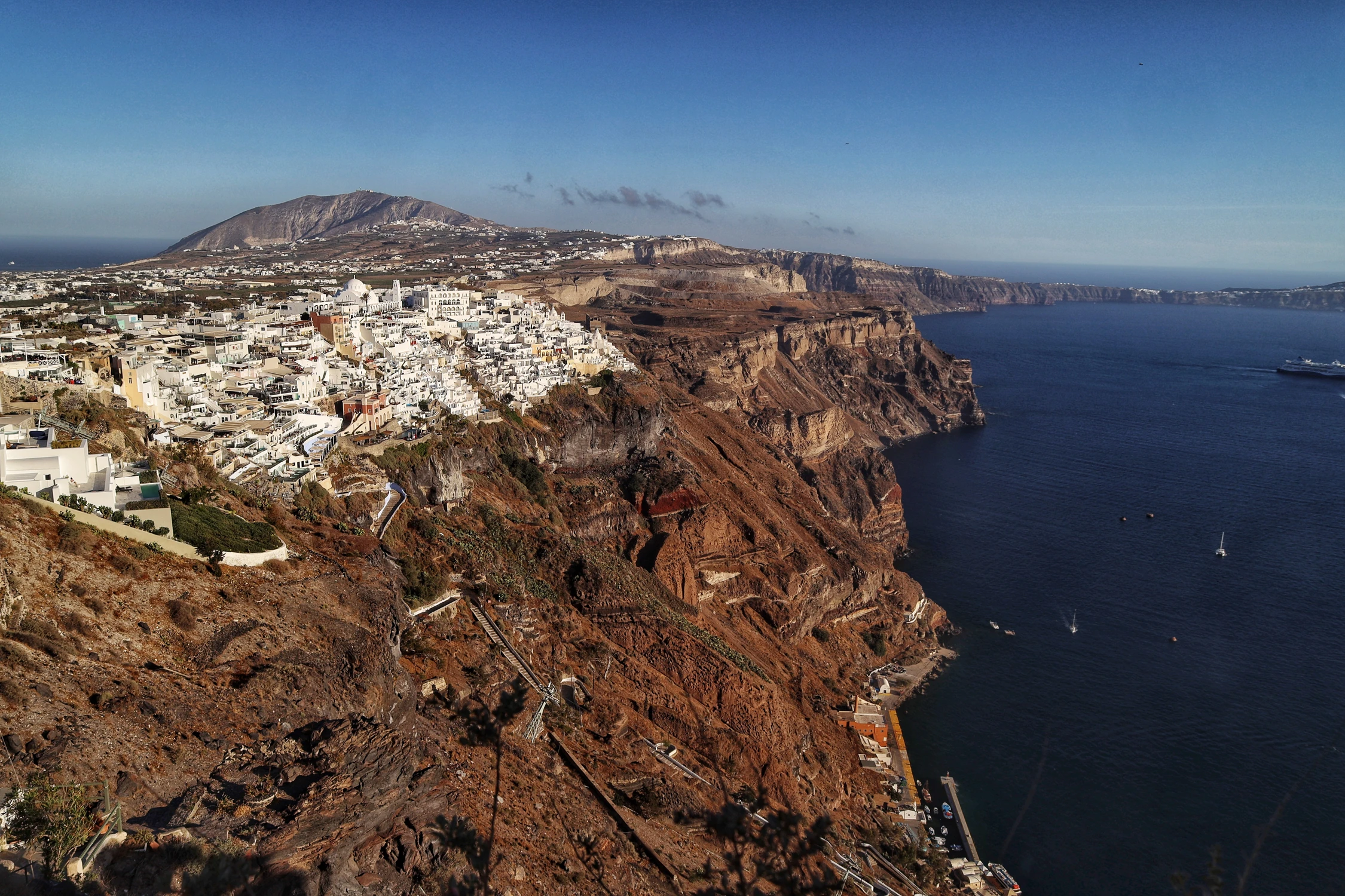 Oia,Kaldera i port.