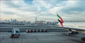 Lotnisko w Dubaju.W tle wieża która płonie.