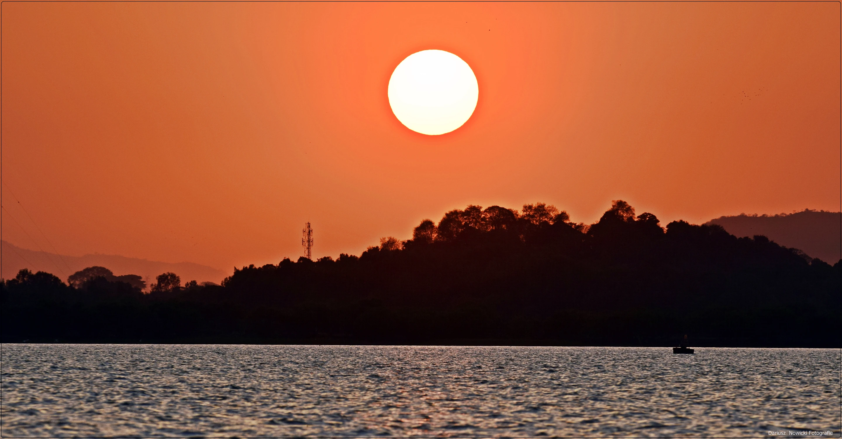  Zachód  nad  jeziorem Tana