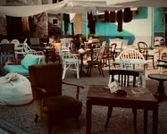 ...ciche krzeseł rozmowy...
