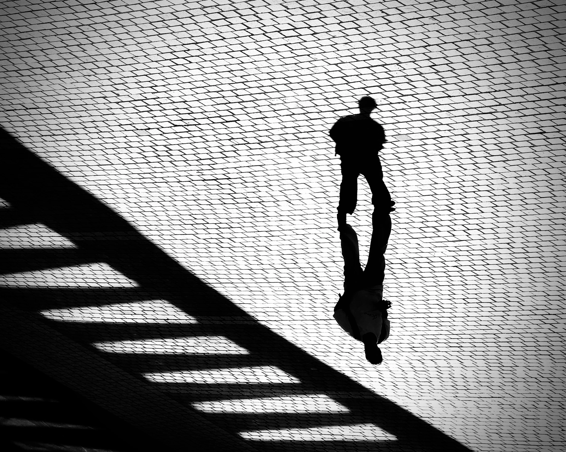 Spacer wśród cieni II