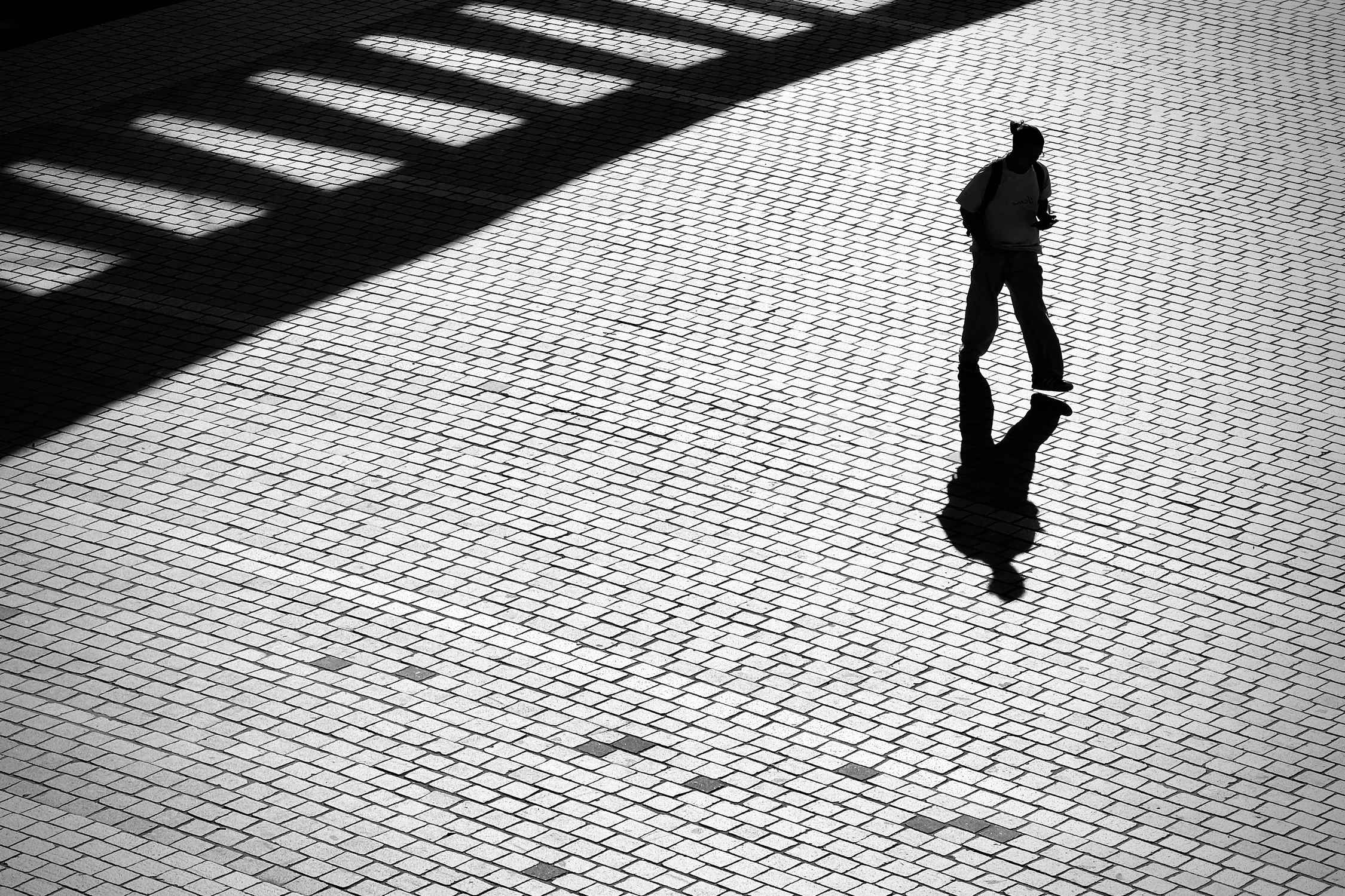 Spacer wśród cieni