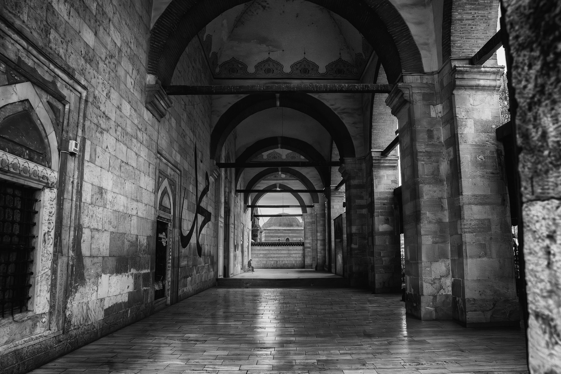 Przed wejjściem do meczetu.