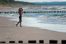 Na plaży słońce praży...