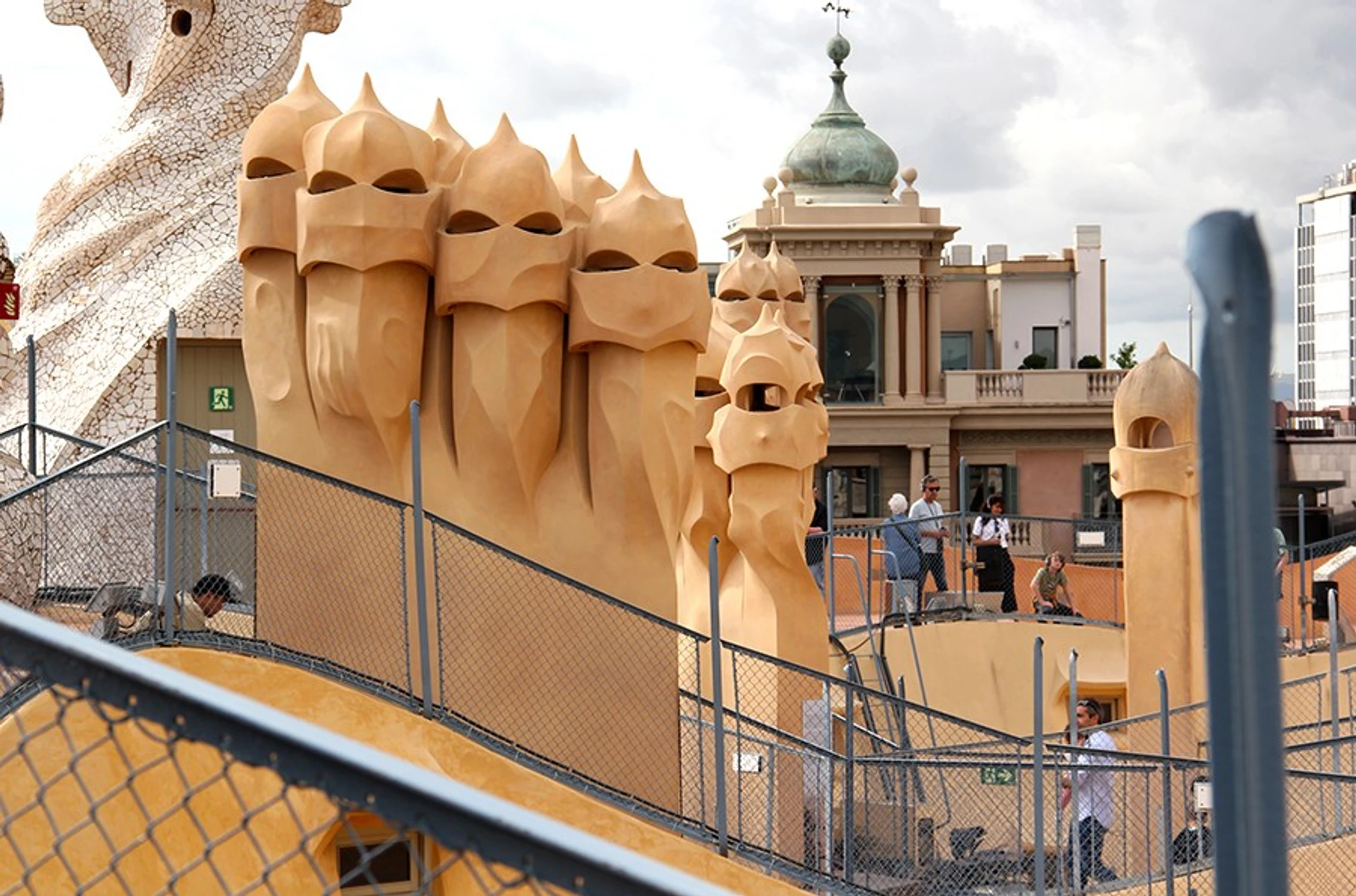 Podróże - Hiszpania - Barcelona - La Pedrera (Casa Mila ) A. Gaudiego - Kominy