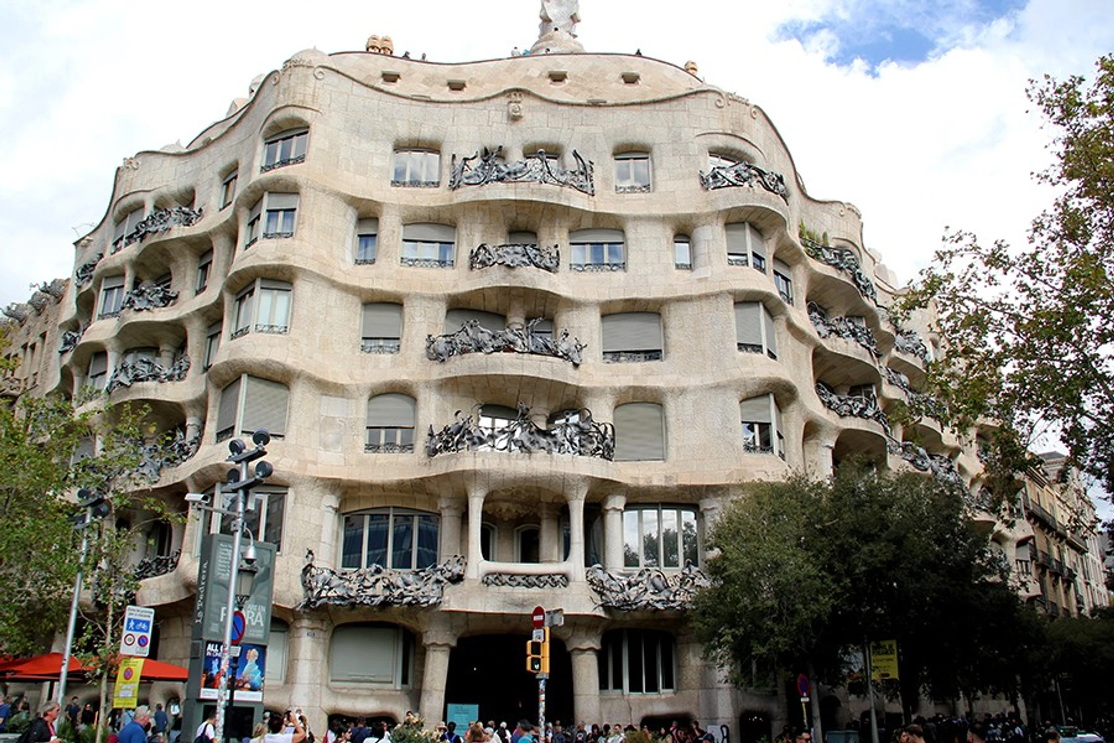  Podróże - Hiszpania - Barcelona - La Pedrera (Casa Mila ) A. Gaudiego