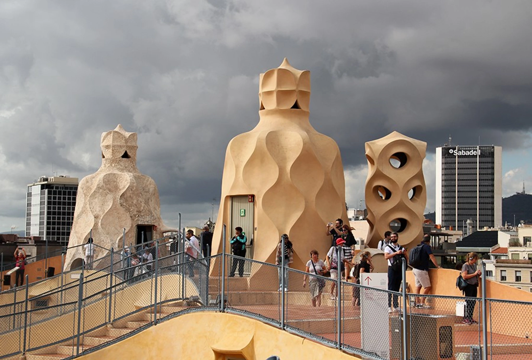  Podróże - Hiszpania - Barcelona - La Pedrera (Casa Mila ) A. Gaudiego - Kominy