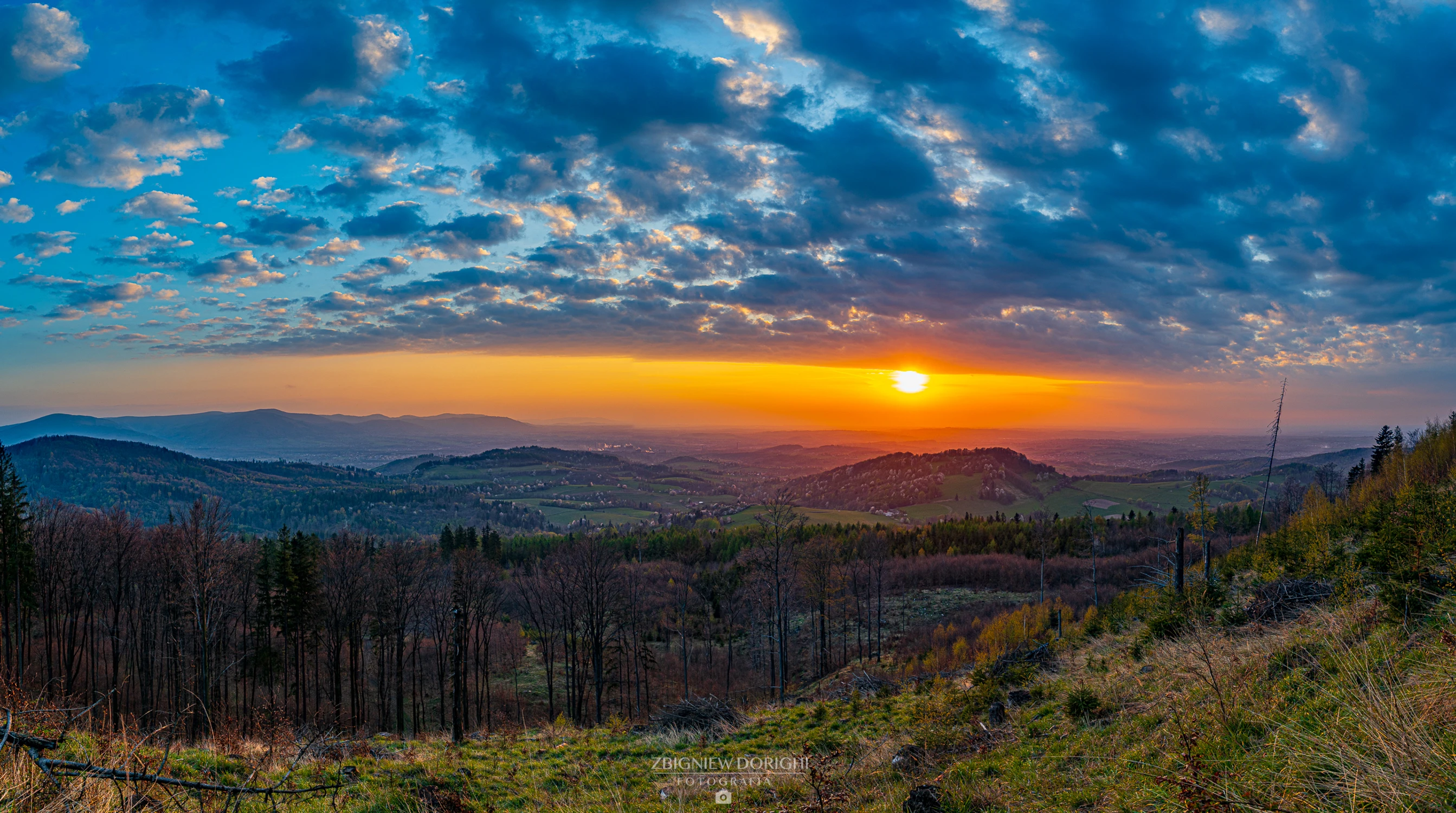 Panorama wiosennego zachodu słońca