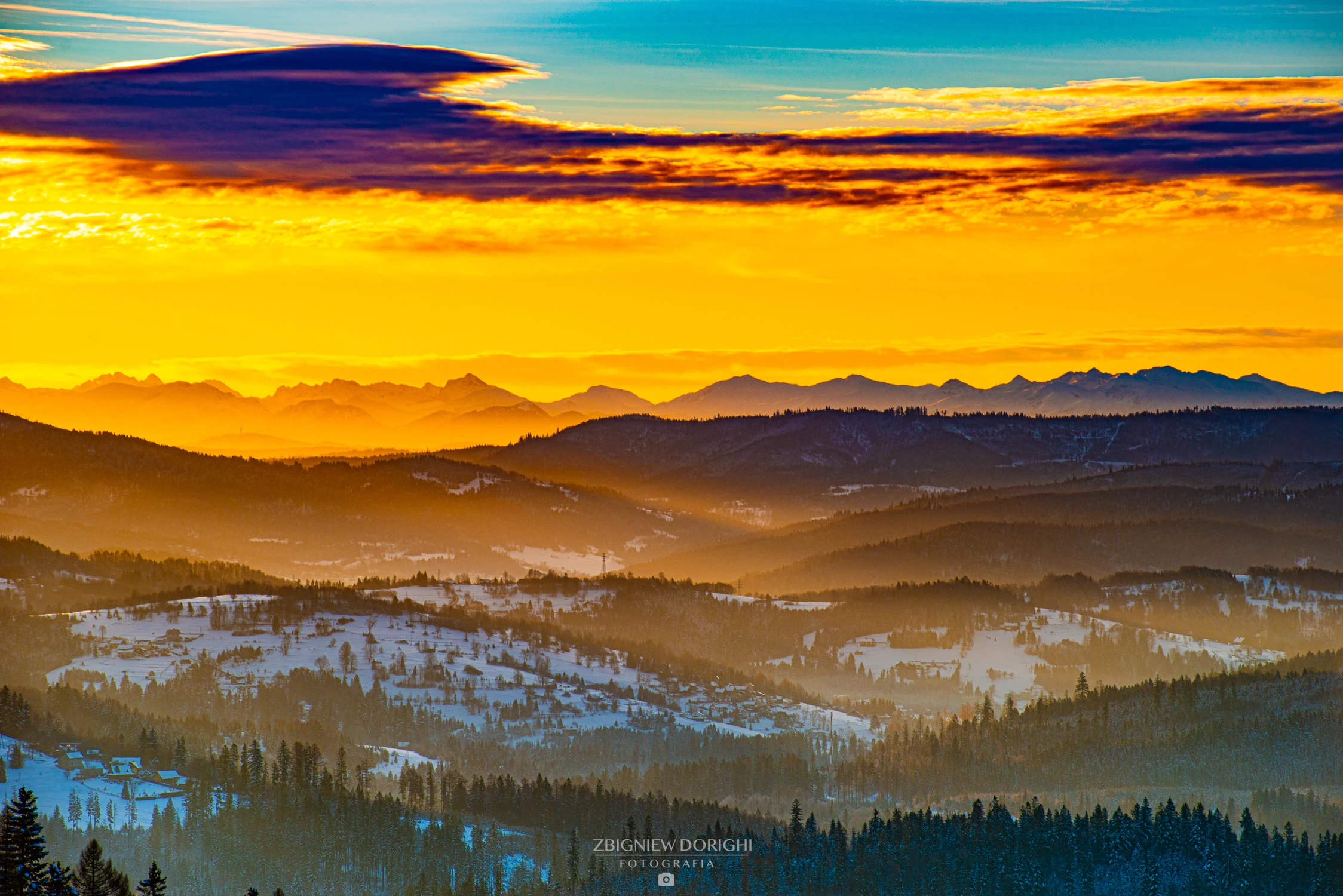 Wschód słońca z góry Ochodzita w Koniakowie