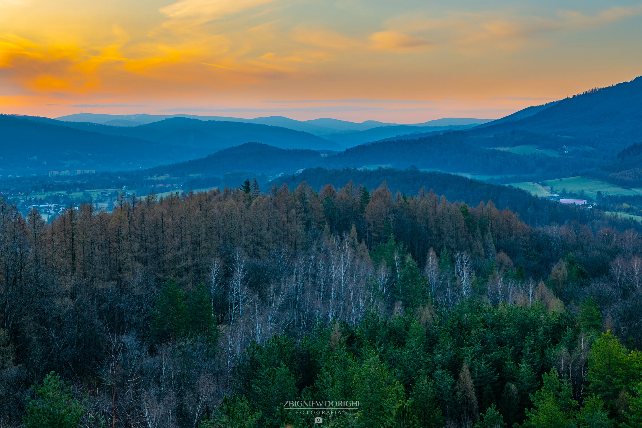 Wschód słońca z widokiem na beskidy
