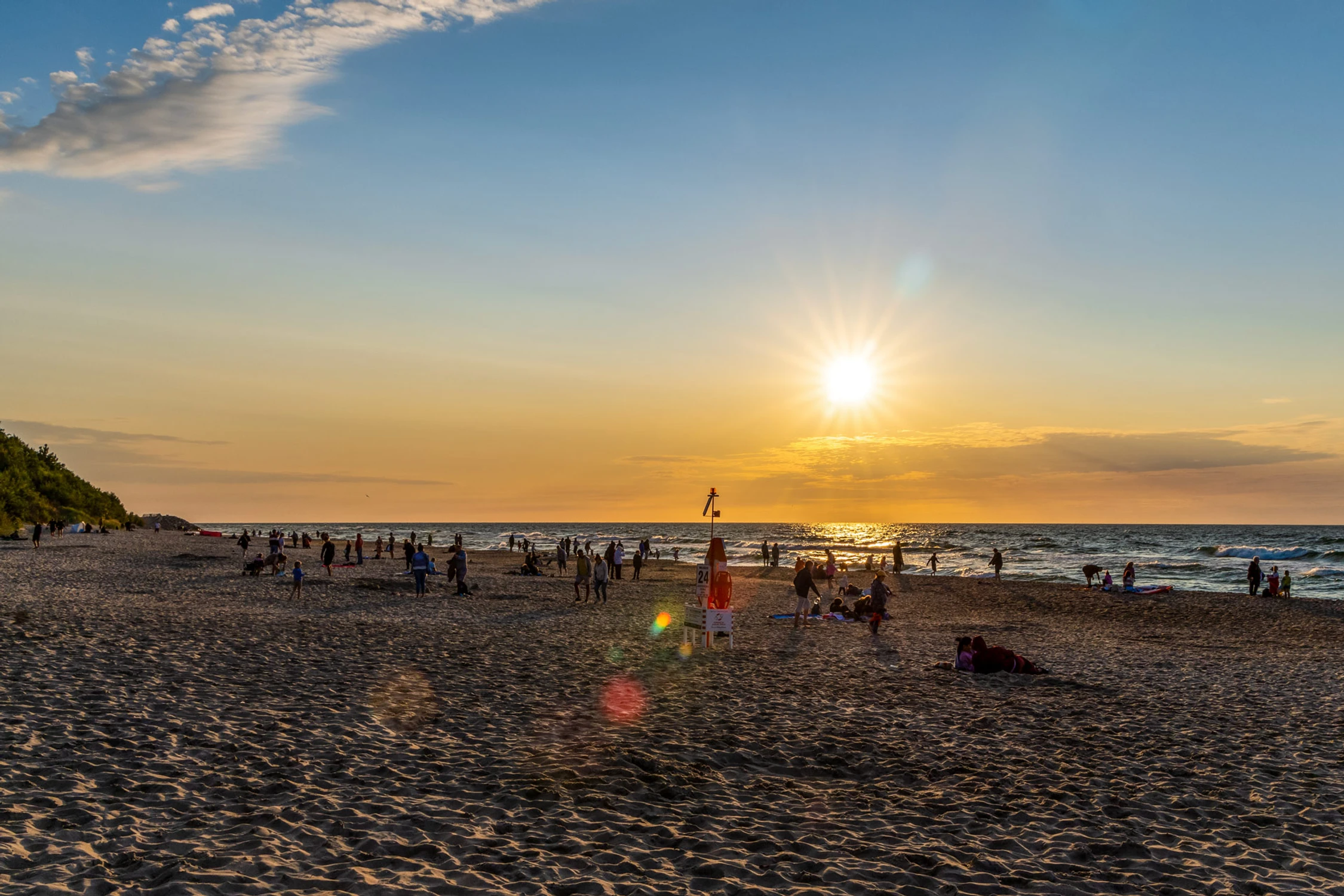 Zachód słońca nad bałtycką plażą.