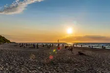 Zachód słońca nad bałtycką plażą.