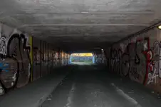 Tunel pod estakadą w szarej tonacji