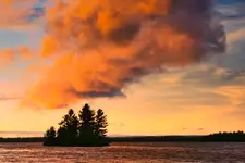 Wielka chmura nad wysepką bez nazwy przed zachodem słońca