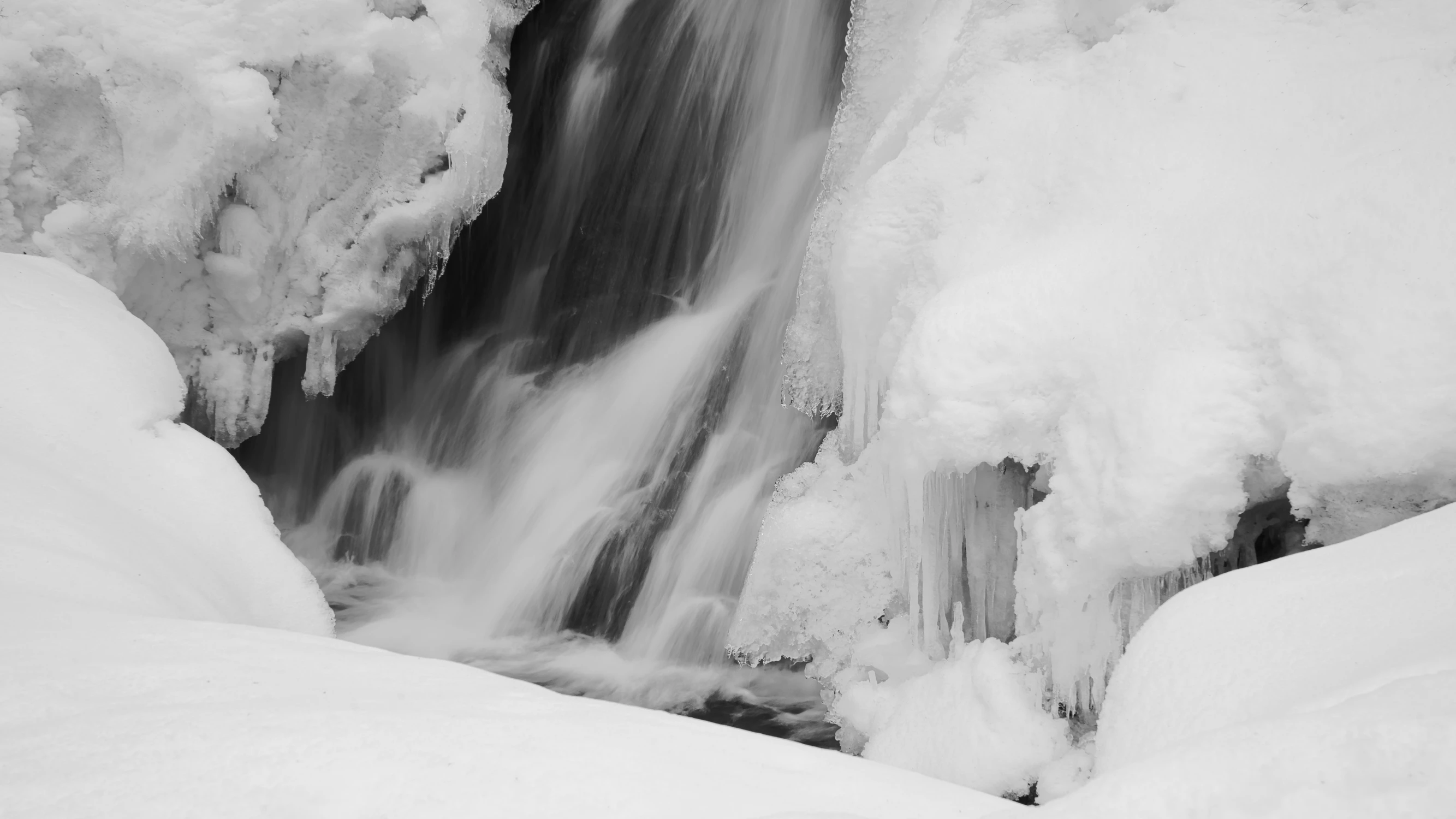 Mały wodospad w zimowej szacie