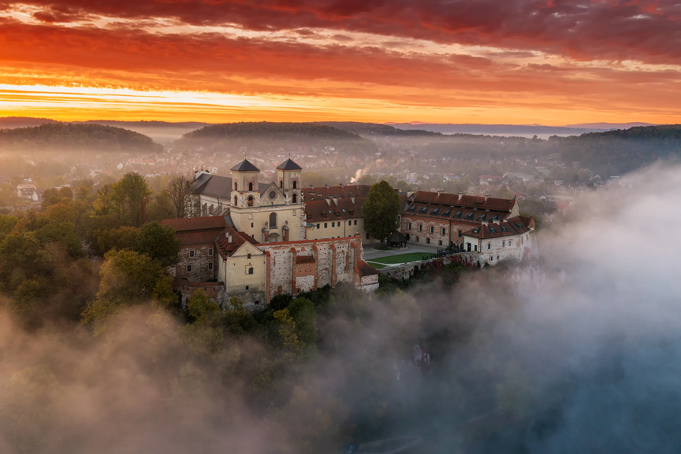 Niebo w ogniu.... Tyniec o świcie.