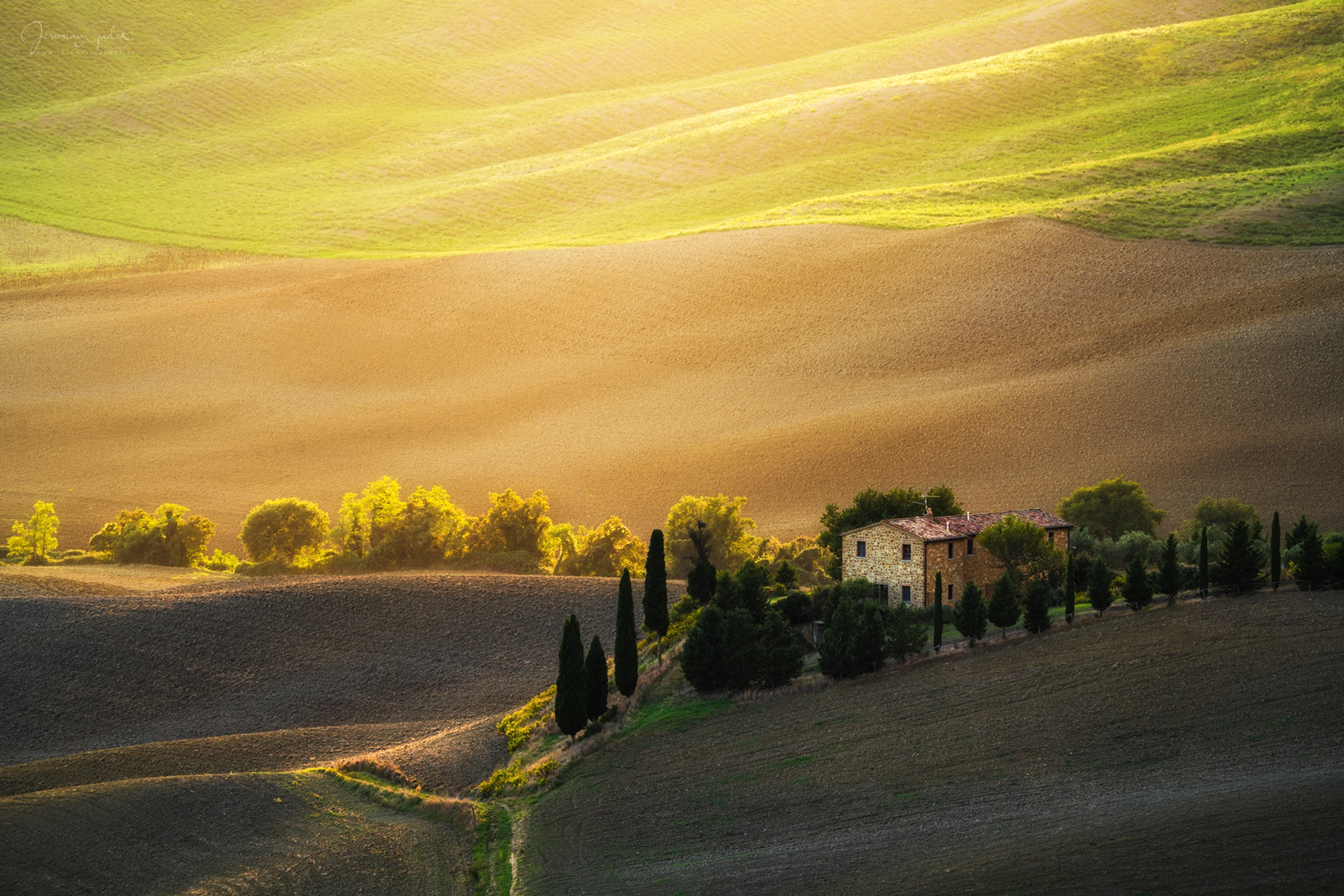 Dom na styku cienia i blasku