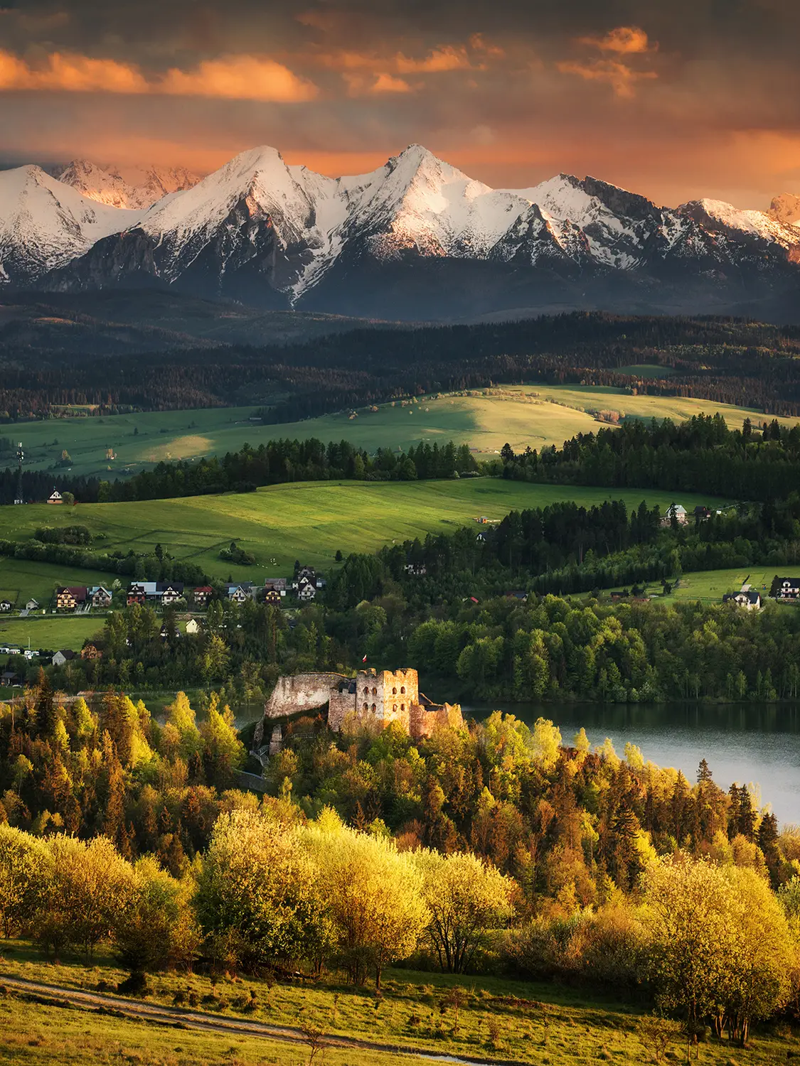 Wiosenny zachód słońca z panoramą Tatr