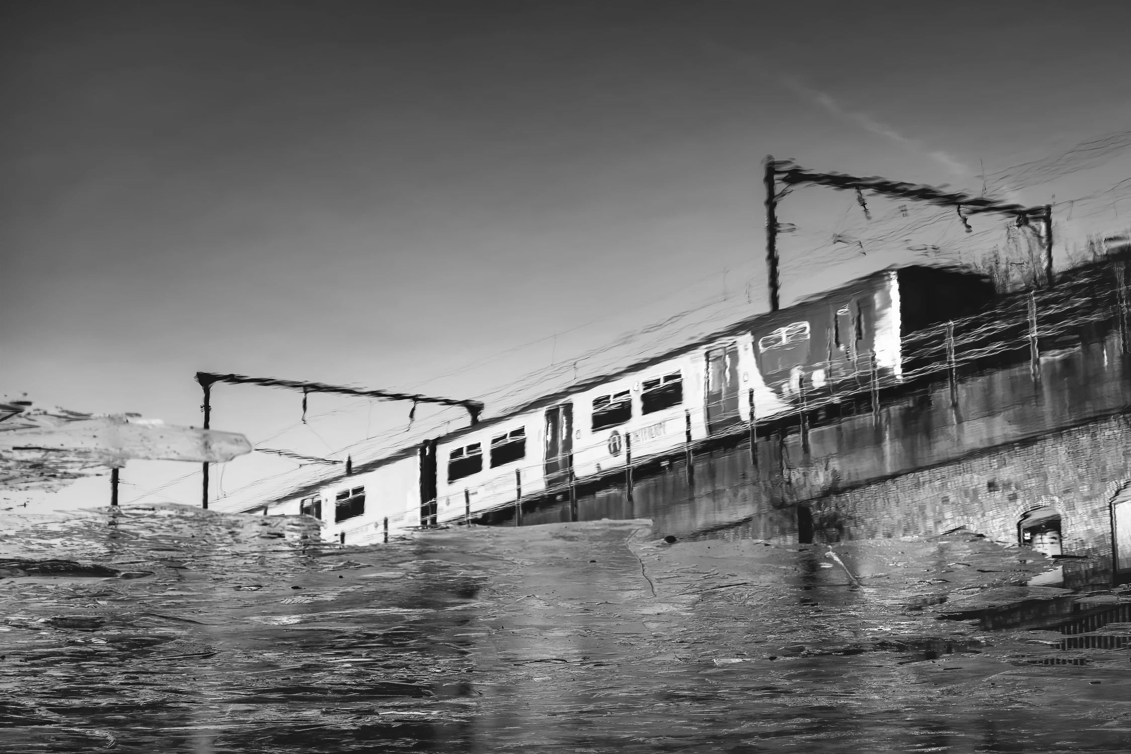 W krzywym zwierciadle