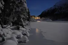 mały domek nad jeziorem