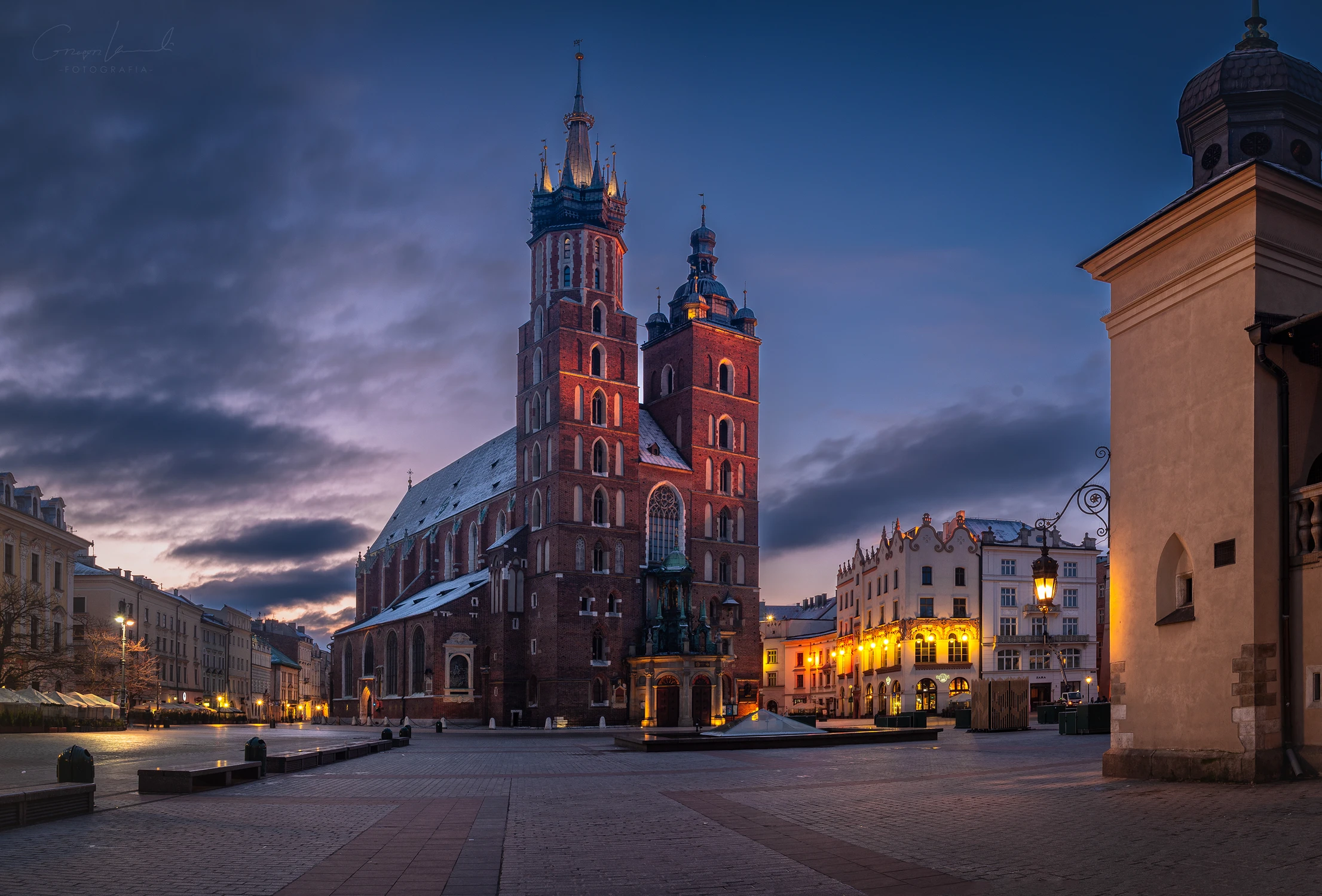 Krakowski Rynek przed wschodem słońca