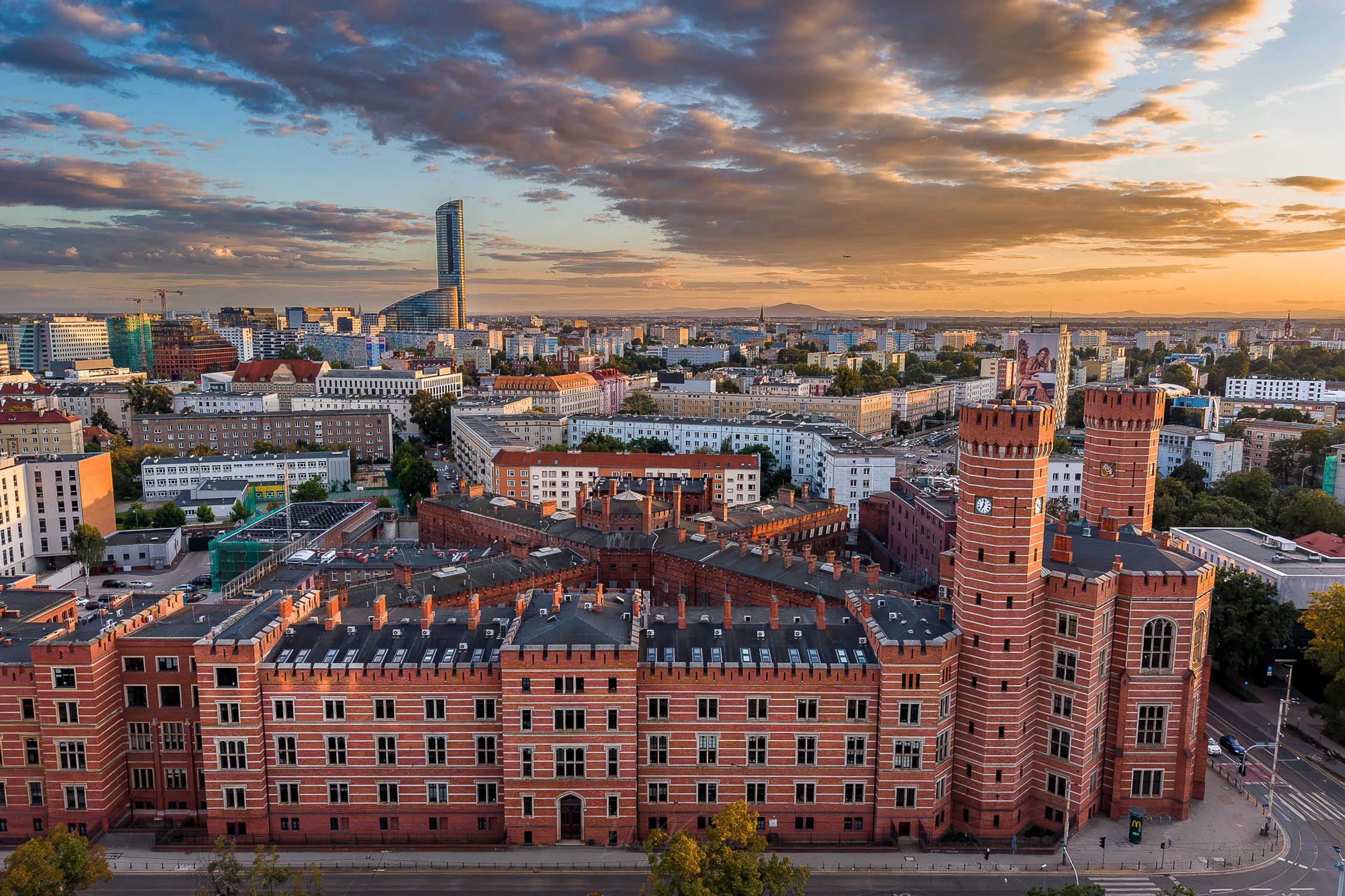 Budynek Sądu Okręgowego we Wrocławiu w świetle zachodzącego słońca. 