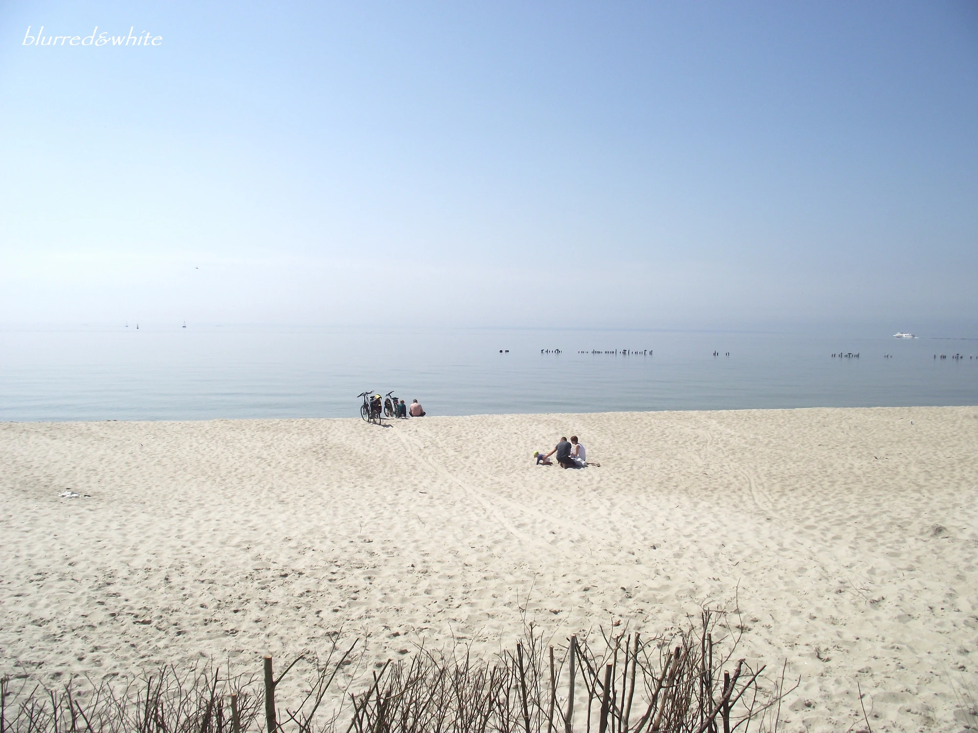 na plaży w zwykły dzień_