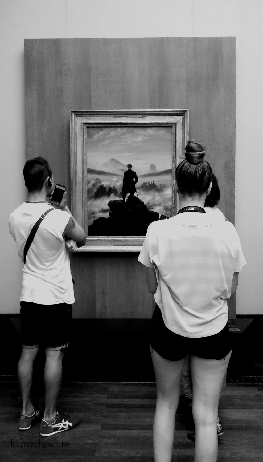 turyści nad morzem mgły