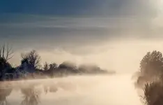 Spowita światłem i mgłą
