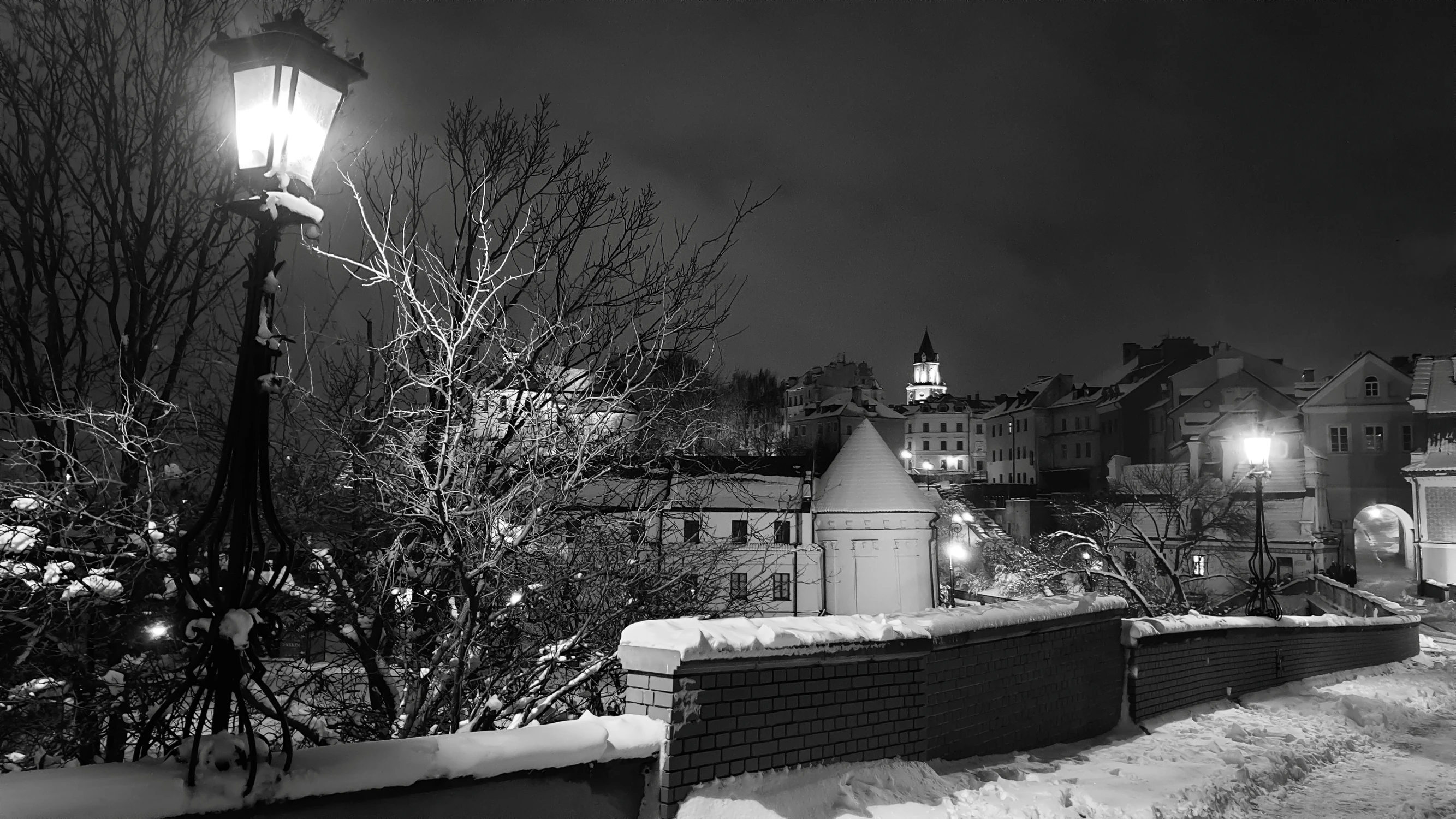 POD KRZYWĄ LATARNIĄ