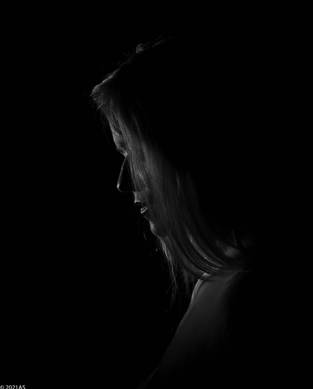 Profil w cieniu (low key) 