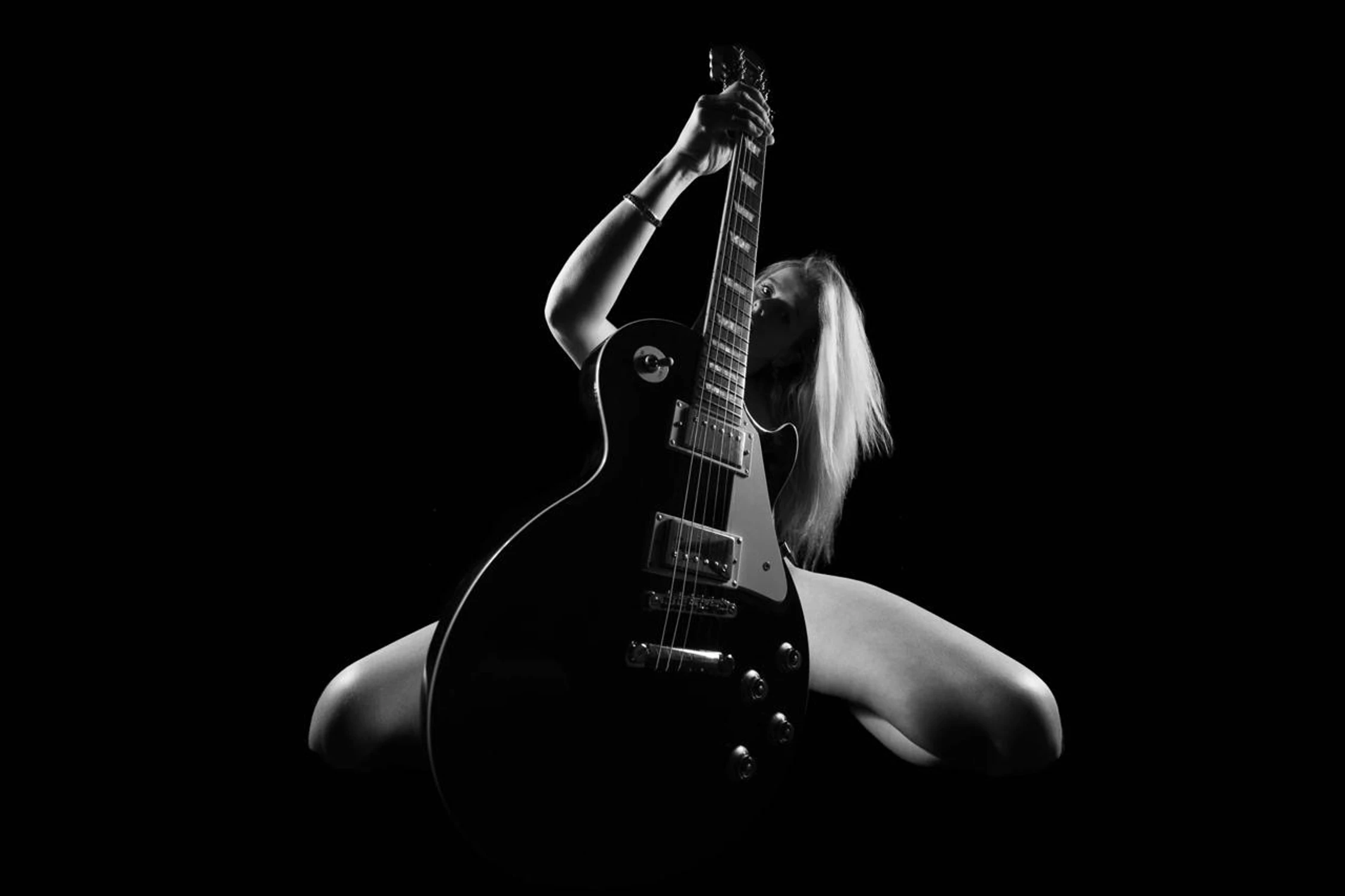 Z gitarą  w czerni i bieli 