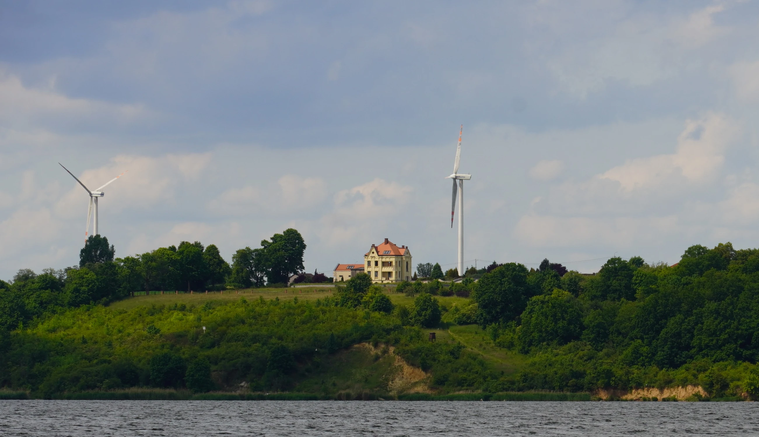 widok zza wody